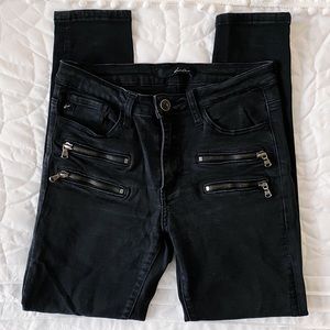 NWOT KanCan Black Skinny Jeans w/ Zipper Detail